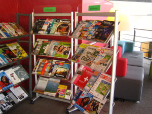 Auswahl aktueller Zeitschriften auf der Empore in der Zentralbibliothek
